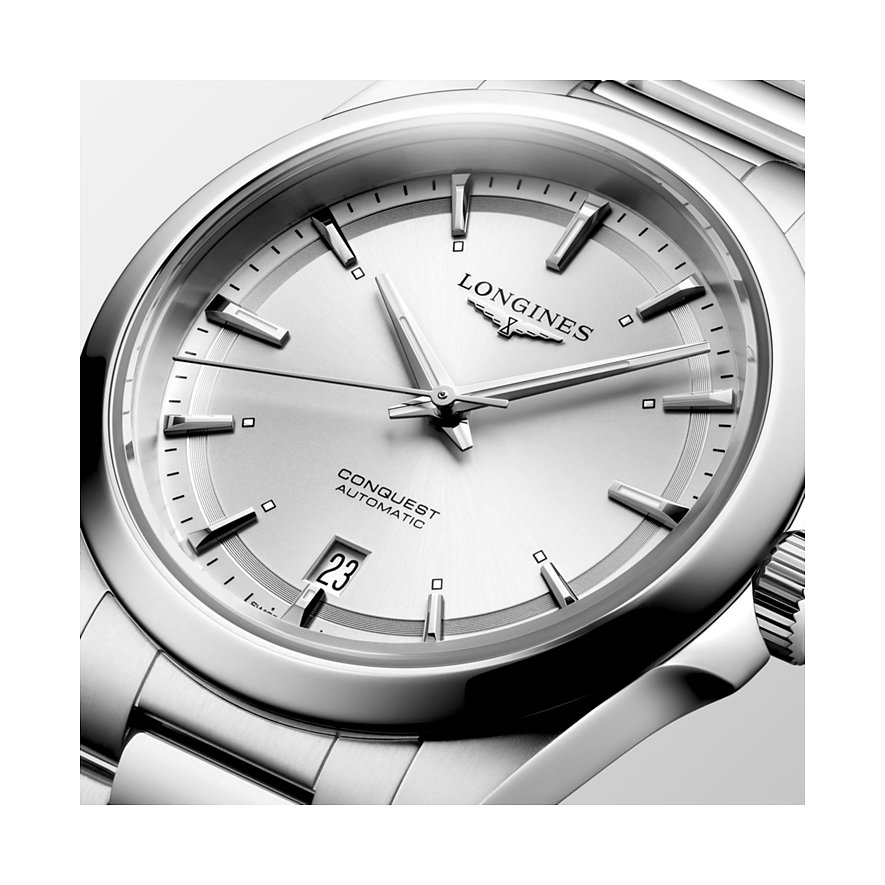 Longines Herrenuhr mit Edelstahlgehäuse, silberfarbenes Zifferblatt, analog.