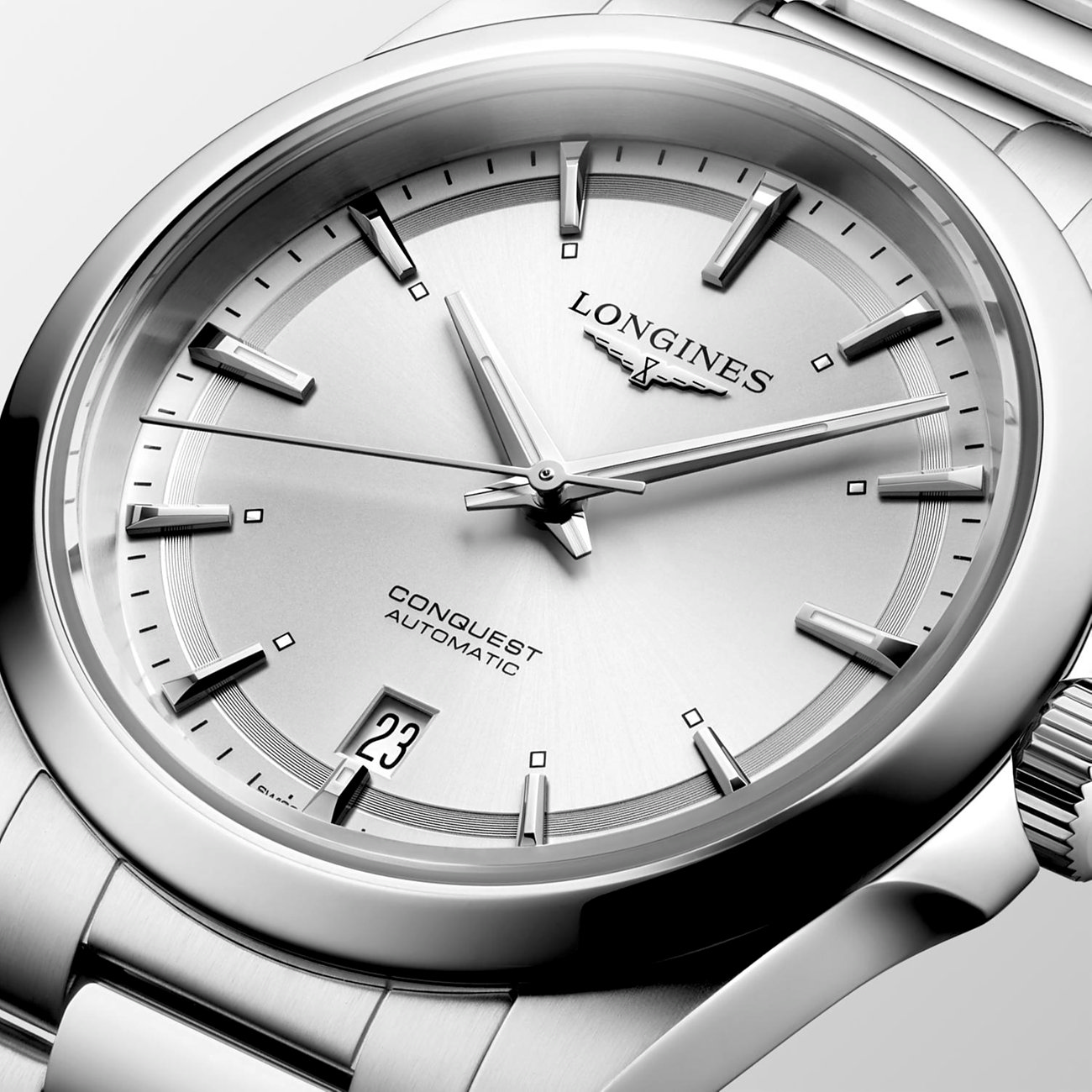 Longines Herrenuhr mit Edelstahlgehäuse, silberfarbenes Zifferblatt, analog.