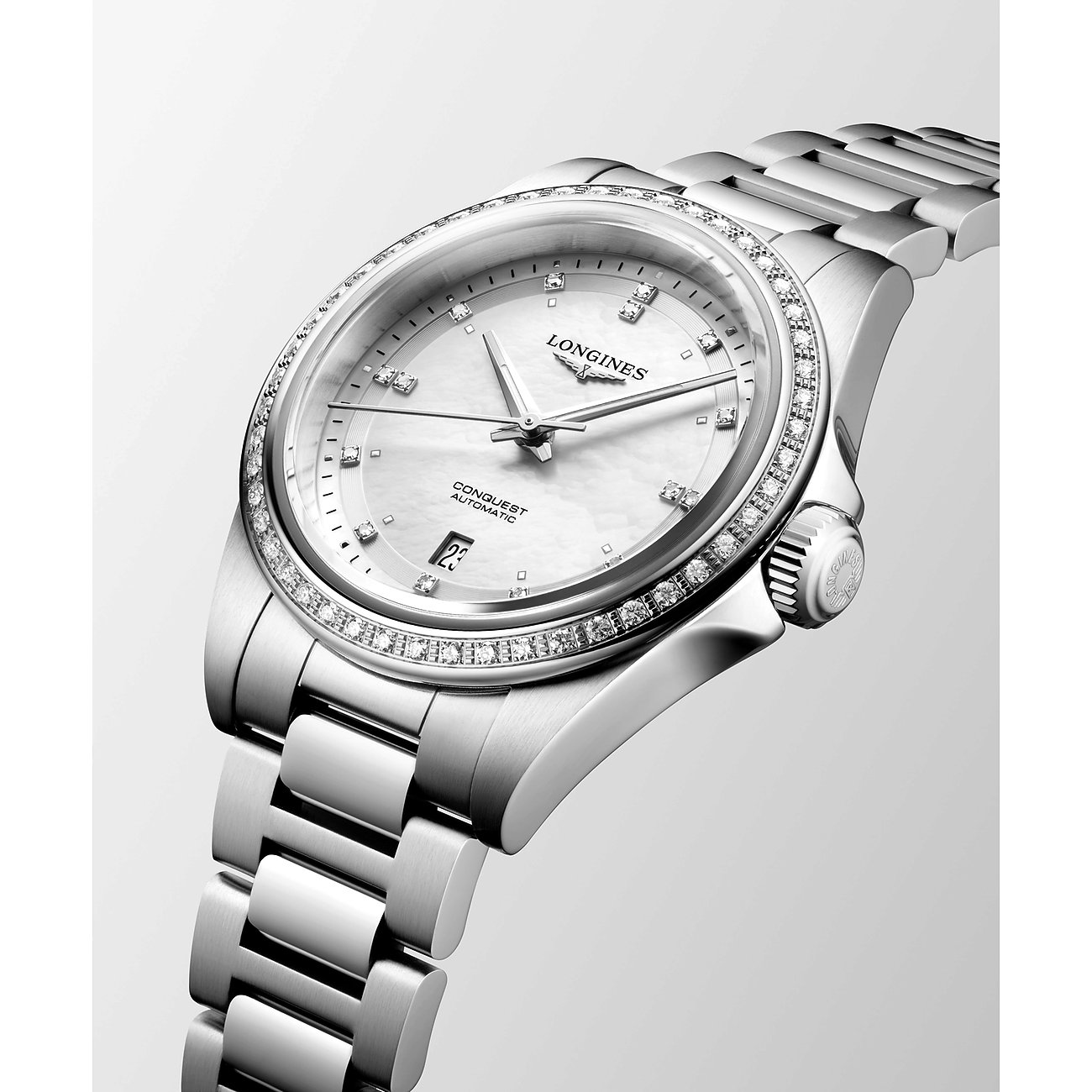 Longines Damenuhr aus Edelstahl mit Diamanten und weißem Zifferblatt.