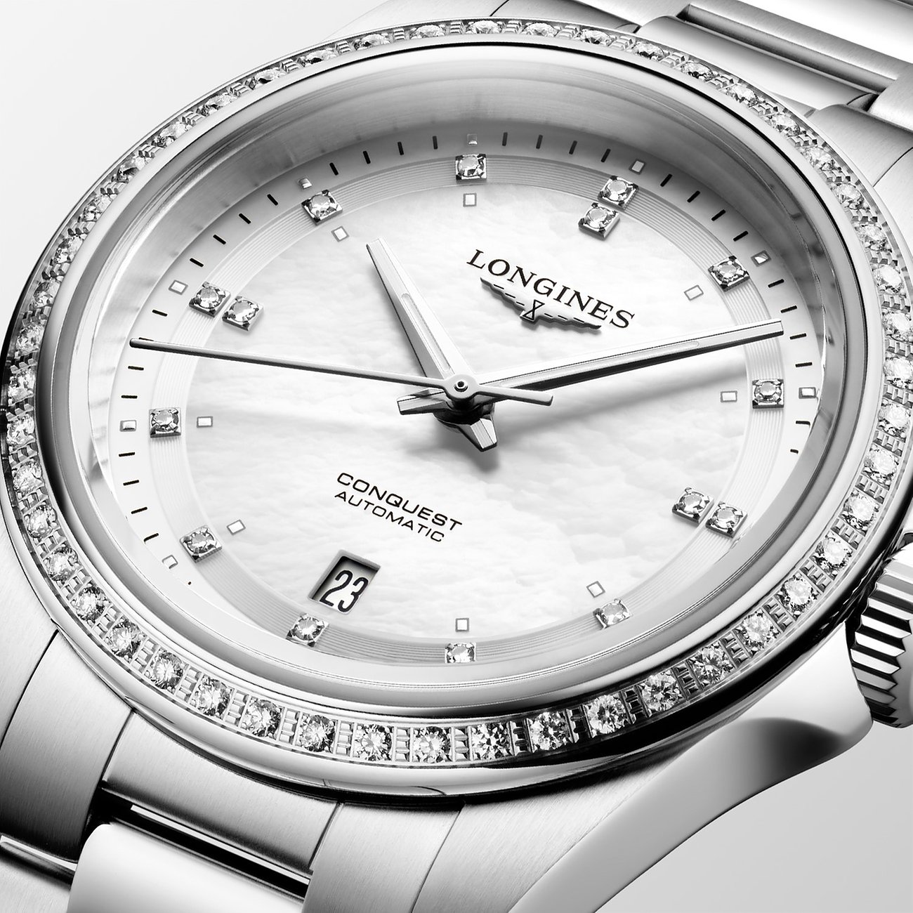 Longines Damenuhr aus Edelstahl mit Diamanten und Perlmutz-Zifferblatt.