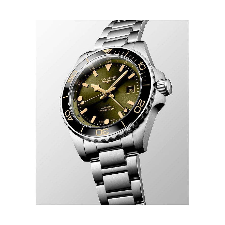 Longines Herrenuhr mit Edelstahlgehäuse, schwarzer Keramiklünette und grünem Zifferblatt.