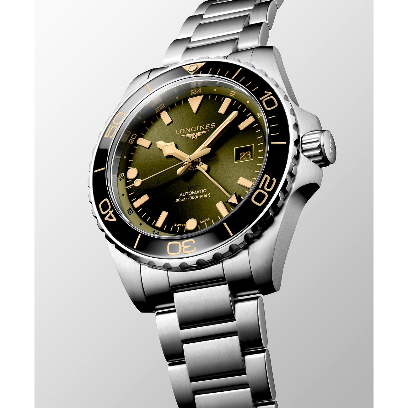 Longines Herrenuhr mit Edelstahlgehäuse, schwarzer Keramiklünette und grünem Zifferblatt.