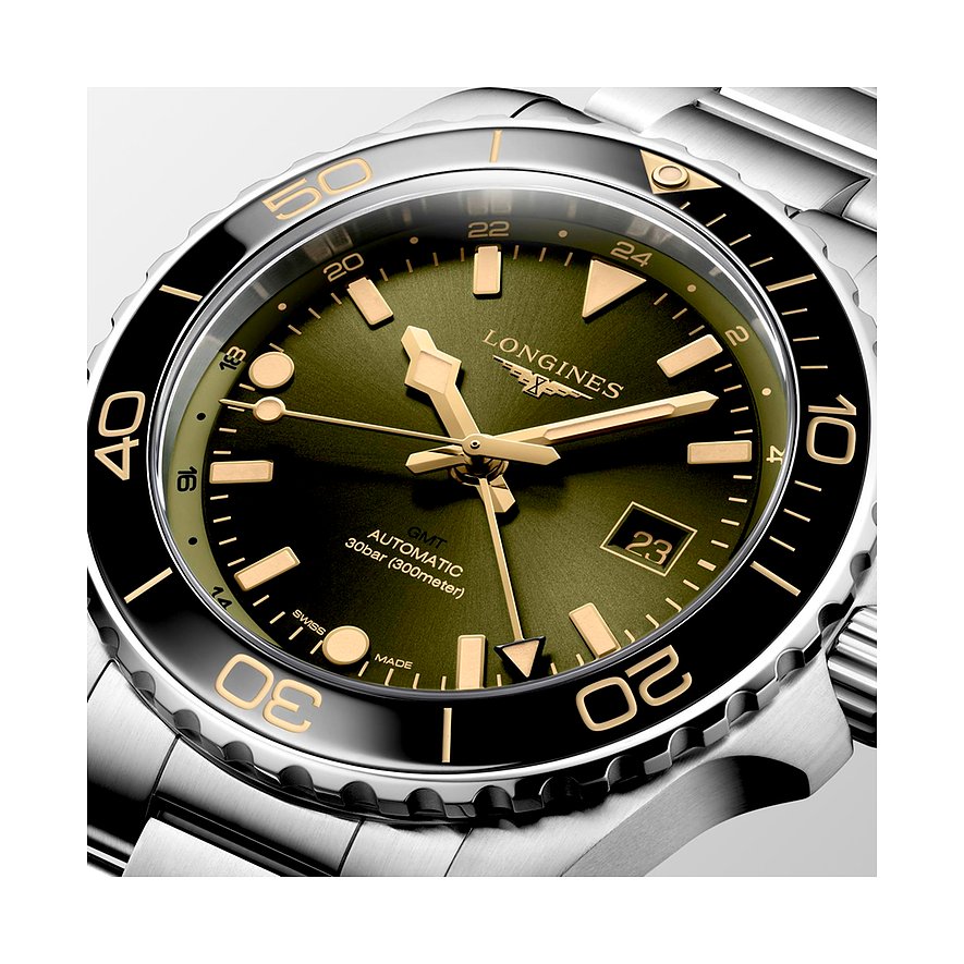 Longines Herrenuhr mit Edelstahlgehäuse, schwarzer Lünette, GMT-Funktion und Datum.