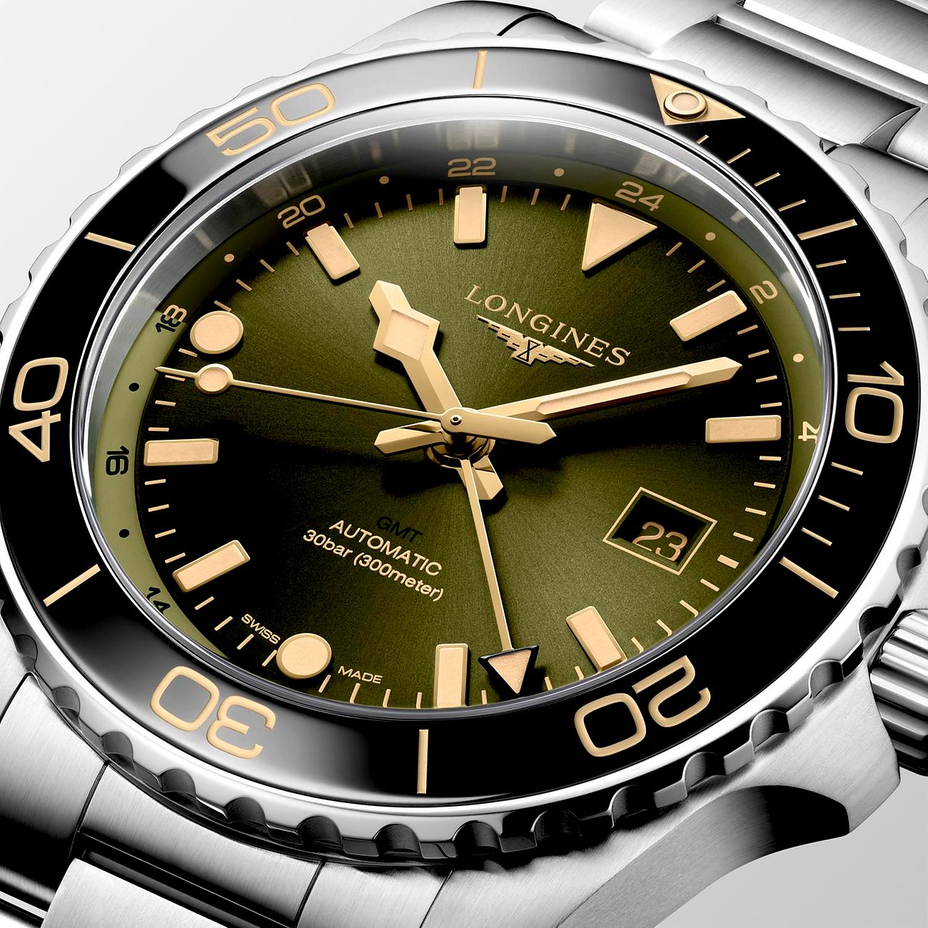 Longines Herrenuhr mit Edelstahlgehäuse, schwarzer Lünette, GMT-Funktion und Datum.