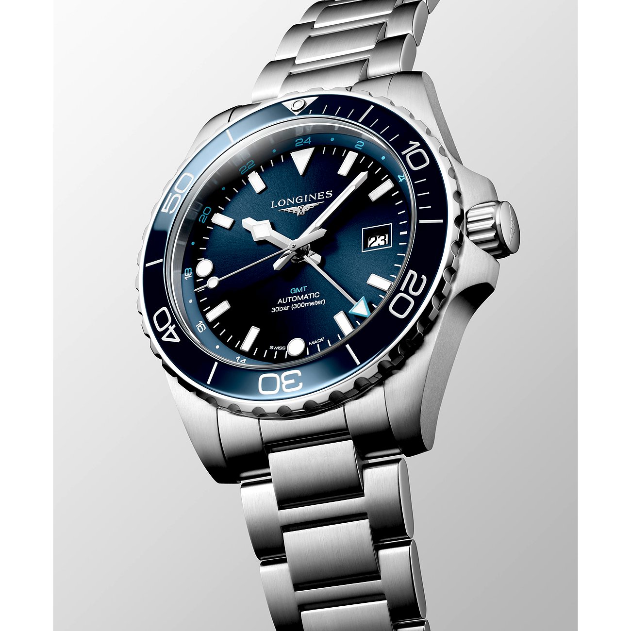 Longines Herrenuhr mit Edelstahlgehäuse, blauem Zifferblatt und Keramiklünette.