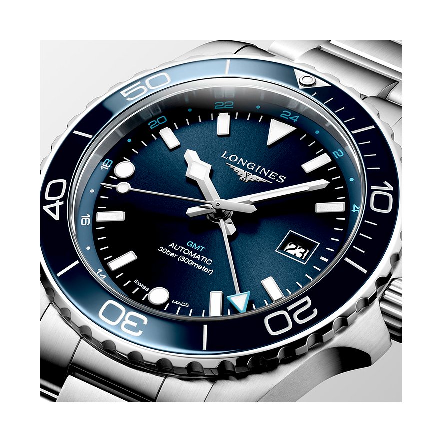 Longines Herrenuhr mit Edelstahlgehäuse und blauer Keramiklünette, analog.