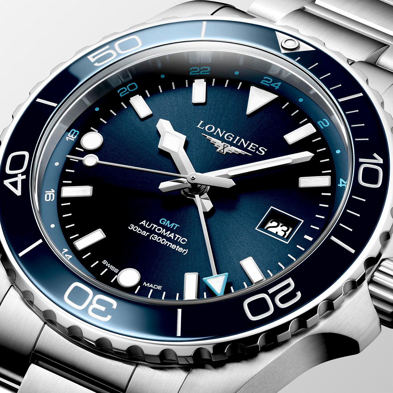 Longines Herrenuhr mit Edelstahlgehäuse und blauer Keramiklünette, analog.