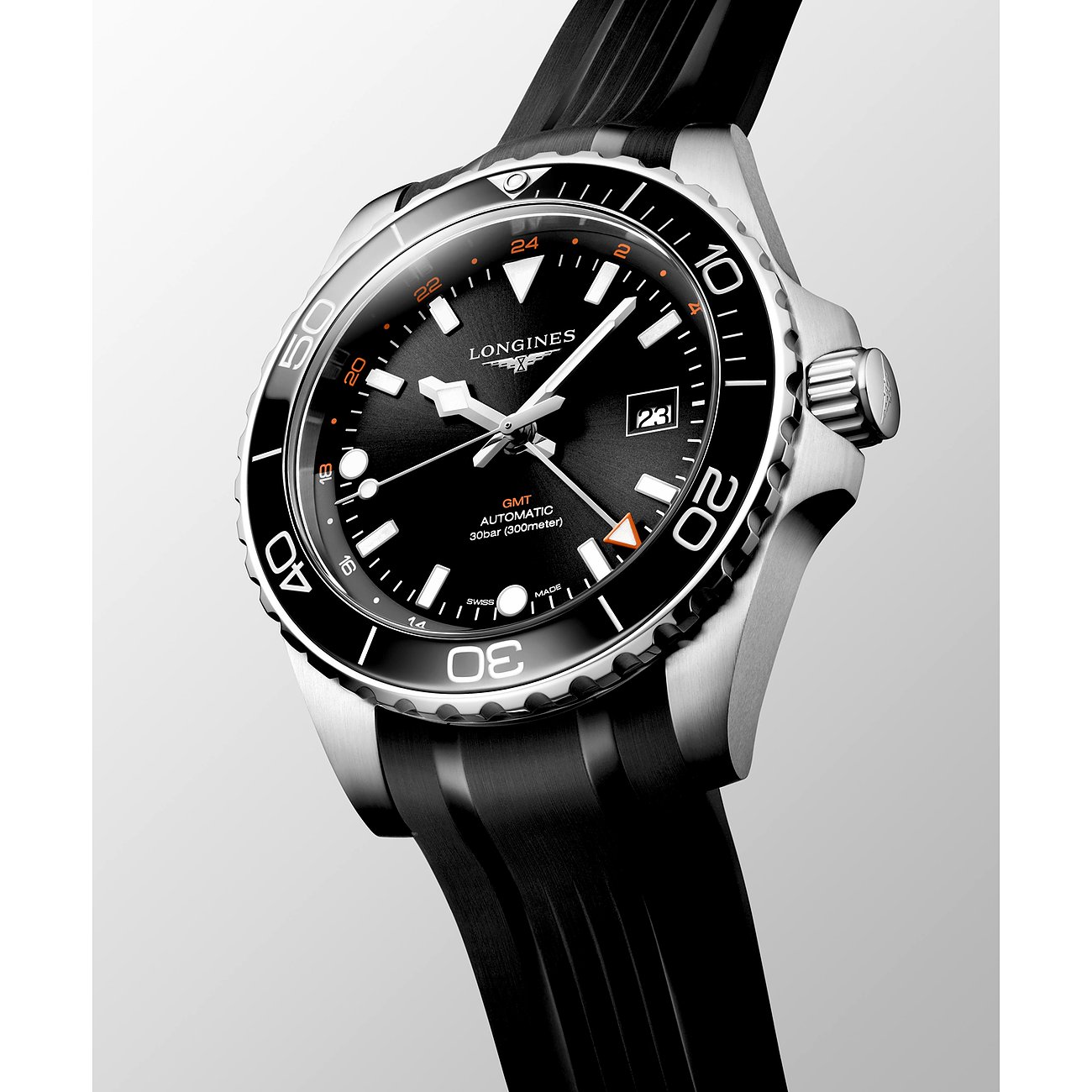 Longines Herrenuhr mit Edelstahlgehäuse, schwarzem Zifferblatt und Keramiklünette.