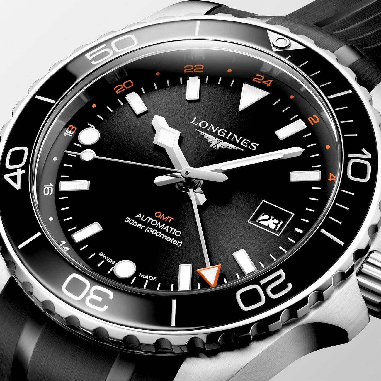 Longines Herrenuhr mit Edelstahlgehäuse, schwarzem Zifferblatt und Keramiklünette.