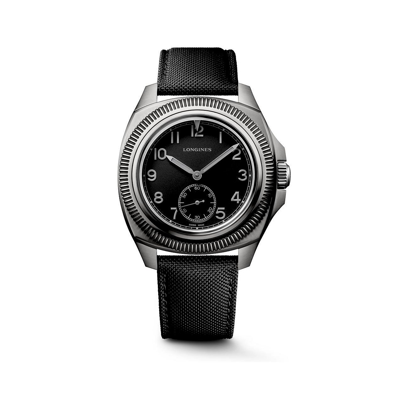 Nahaufnahme einer Longines Herrenuhr aus Titan mit schwarzem Zifferblatt und schwarzem Stoffarmband.