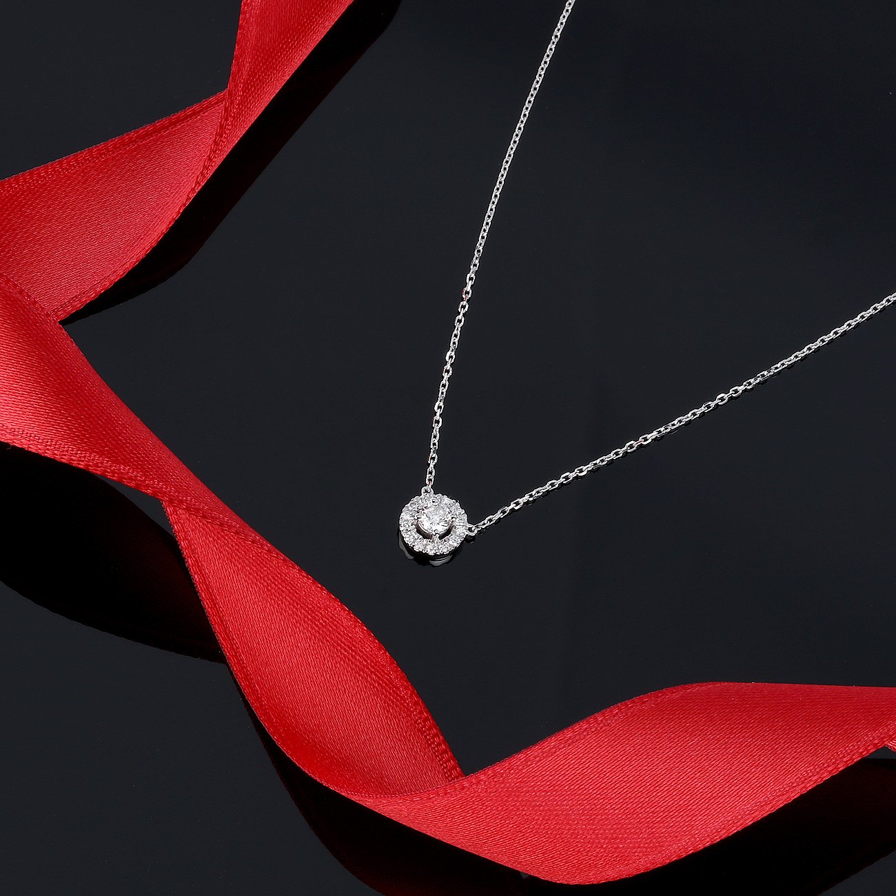 CHRIST Halsschmuck aus 585 Weißgold mit Diamanten, als Kette mit Anhänger.