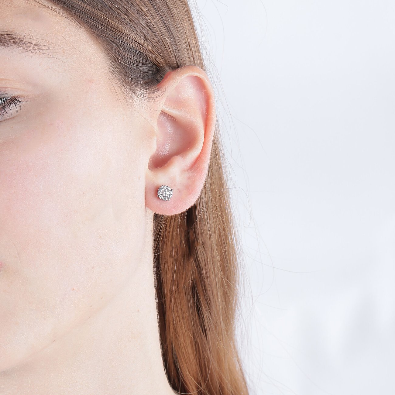 CHRIST Ohrstecker aus 585 Weißgold mit Diamanten.