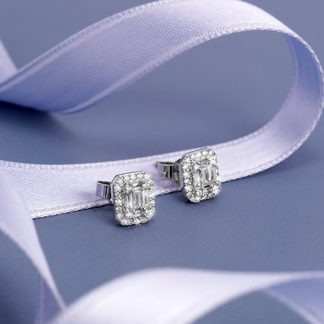 CHRIST Ohrstecker aus 585 Weißgold mit Diamanten, rechteckig.