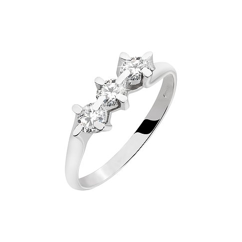 CHRIST Ring aus 585er Weißgold mit drei funkelnden 585er Diamanten, schräg von oben aufgenommen.