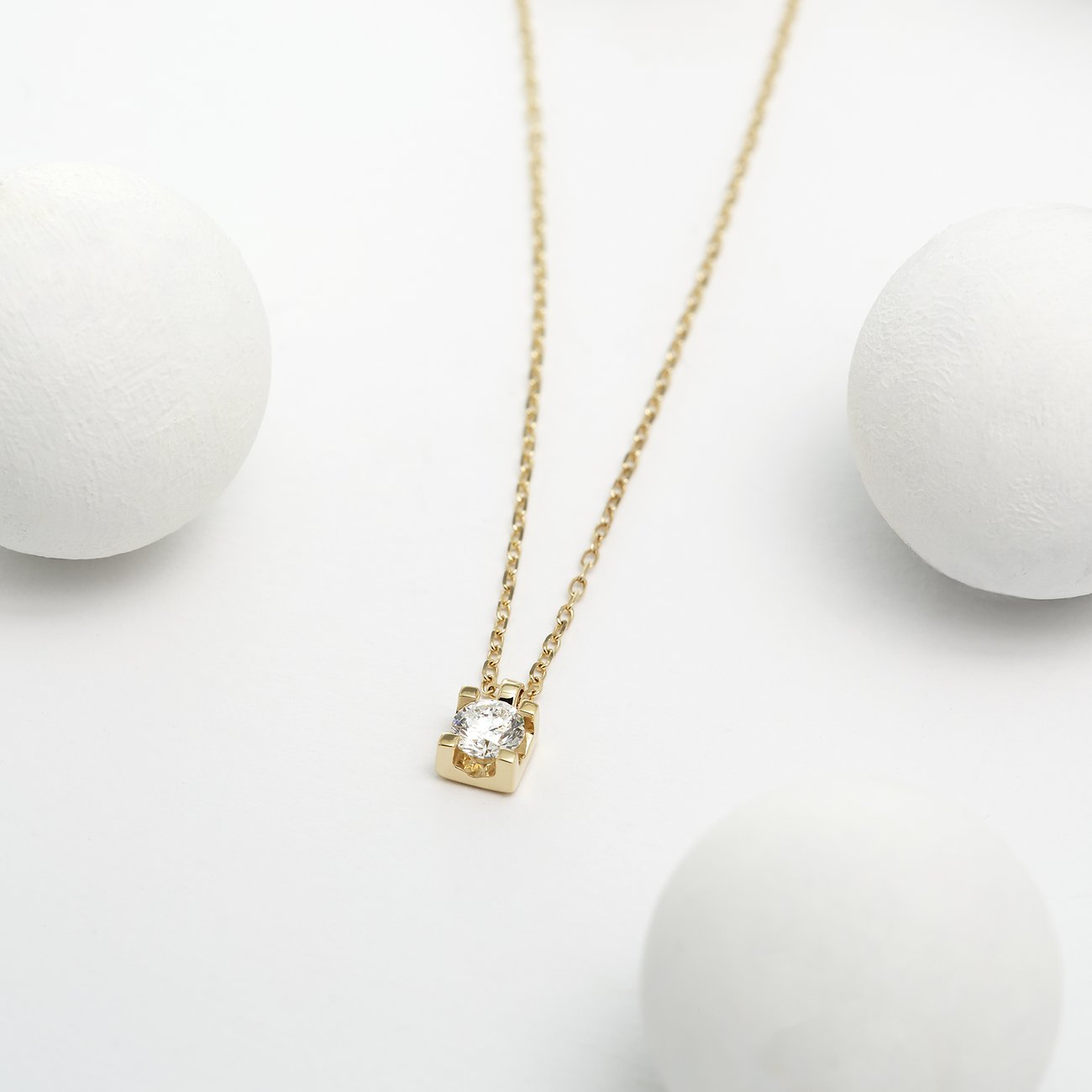 CHRIST collier van 585 geelgoud met een schitterende diamant, gezet in een vierkante zetting.