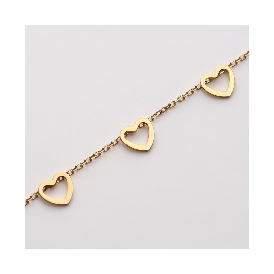 Nahaufnahme eines CHRIST Gelbgold 585 Armbands mit drei freistehenden Herz-Anhängern auf einer feinen Gliederkette.