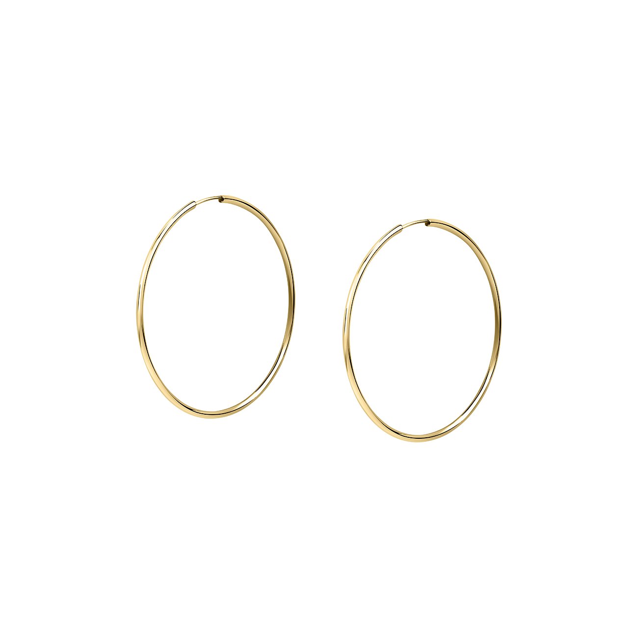 Deux grandes créoles en or jaune 585 brillantes. Les boucles d'oreilles sont étincelantes et reflètent la lumière.