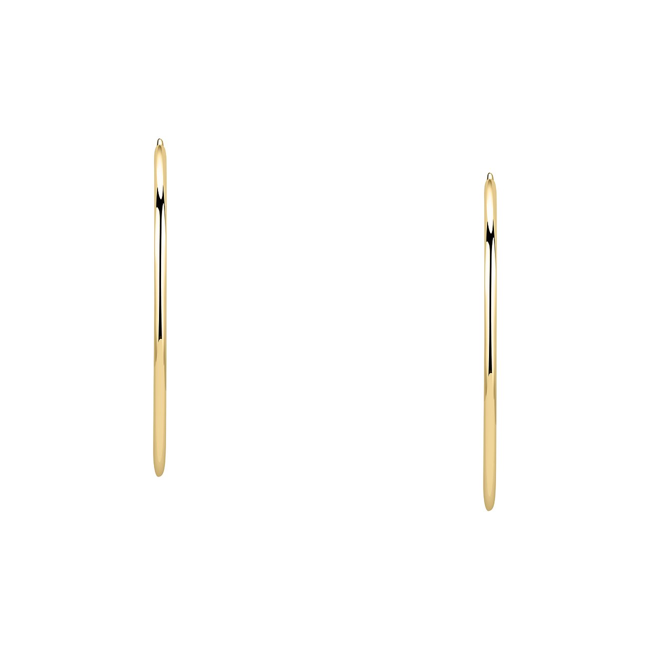 Deux boucles d'oreilles allongées en or jaune 585, surface polie, sur fond blanc.
