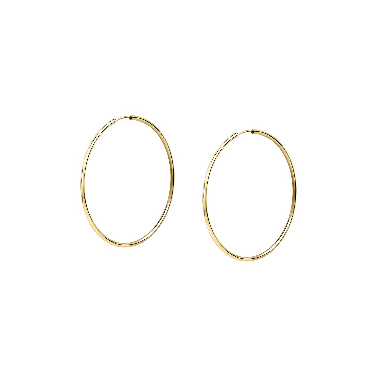 Deux grandes créoles couleur or en or jaune 585 pour boucles d'oreilles, isolées sur fond blanc.