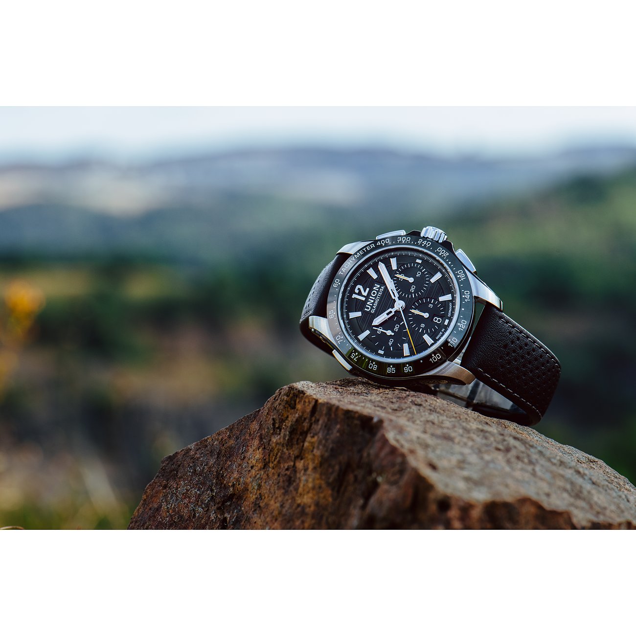 Union Glashütte Herrenuhr mit Edelstahlgehäuse, schwarzem Zifferblatt und Lederarmband.