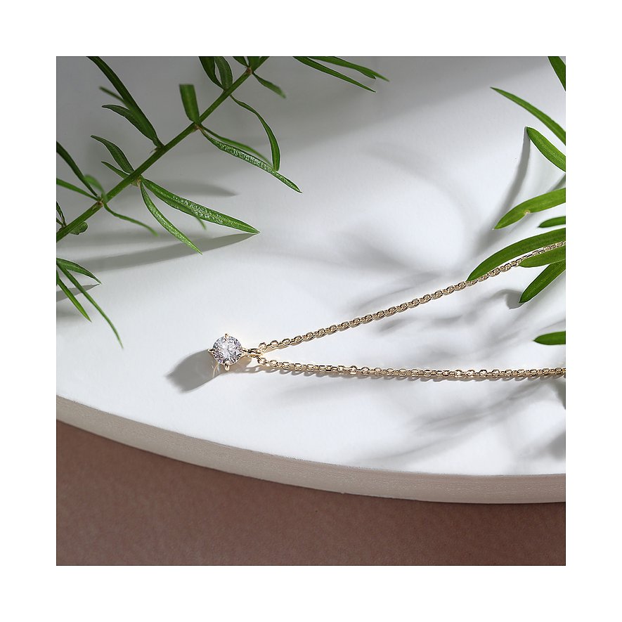 Live Diamond Halsschmuck aus recyceltem Gelbgold mit einem einzelnen Brillanten in einer Krappenfassung.