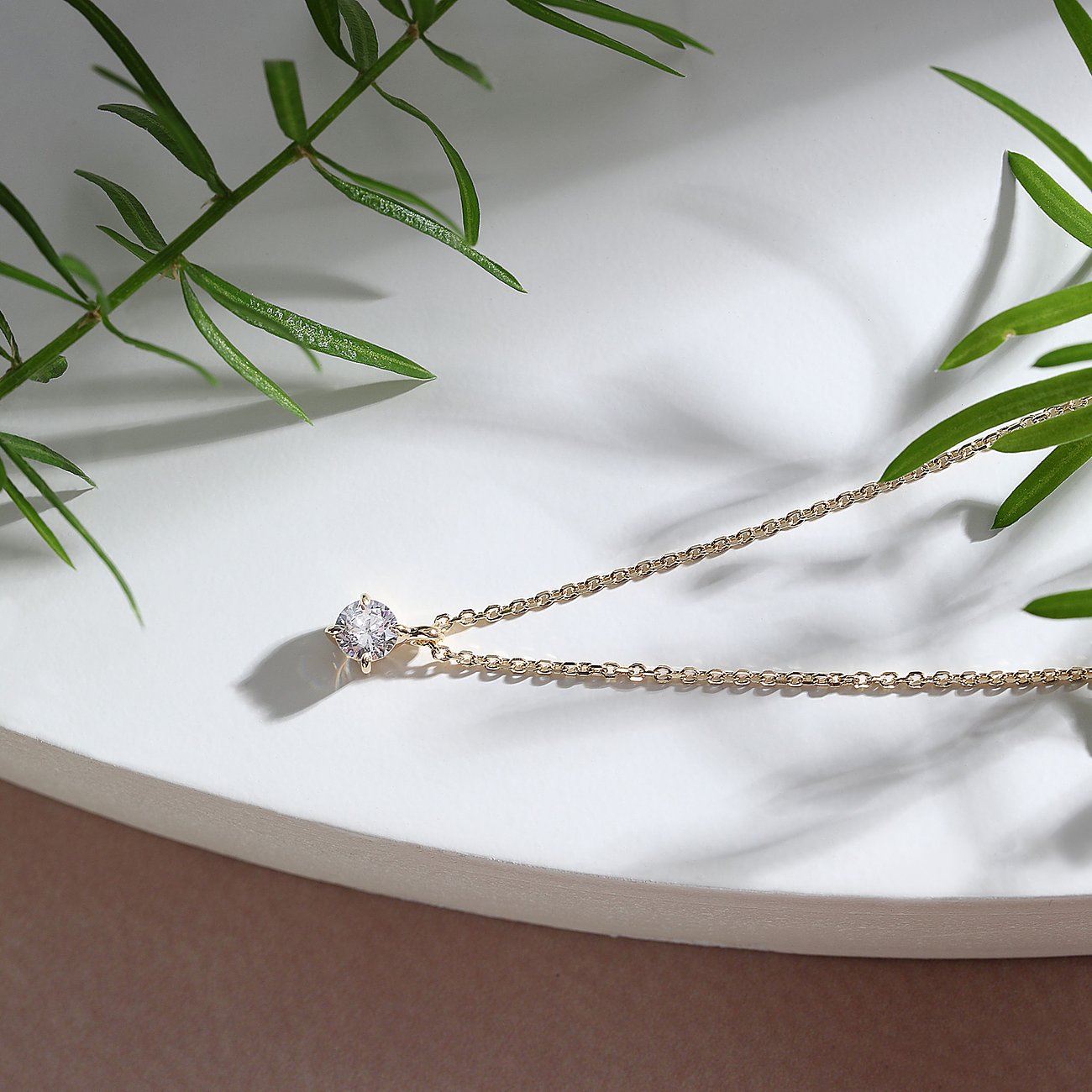 Live Diamond Halsschmuck aus recyceltem Gelbgold mit einem einzelnen Brillanten in einer Krappenfassung.