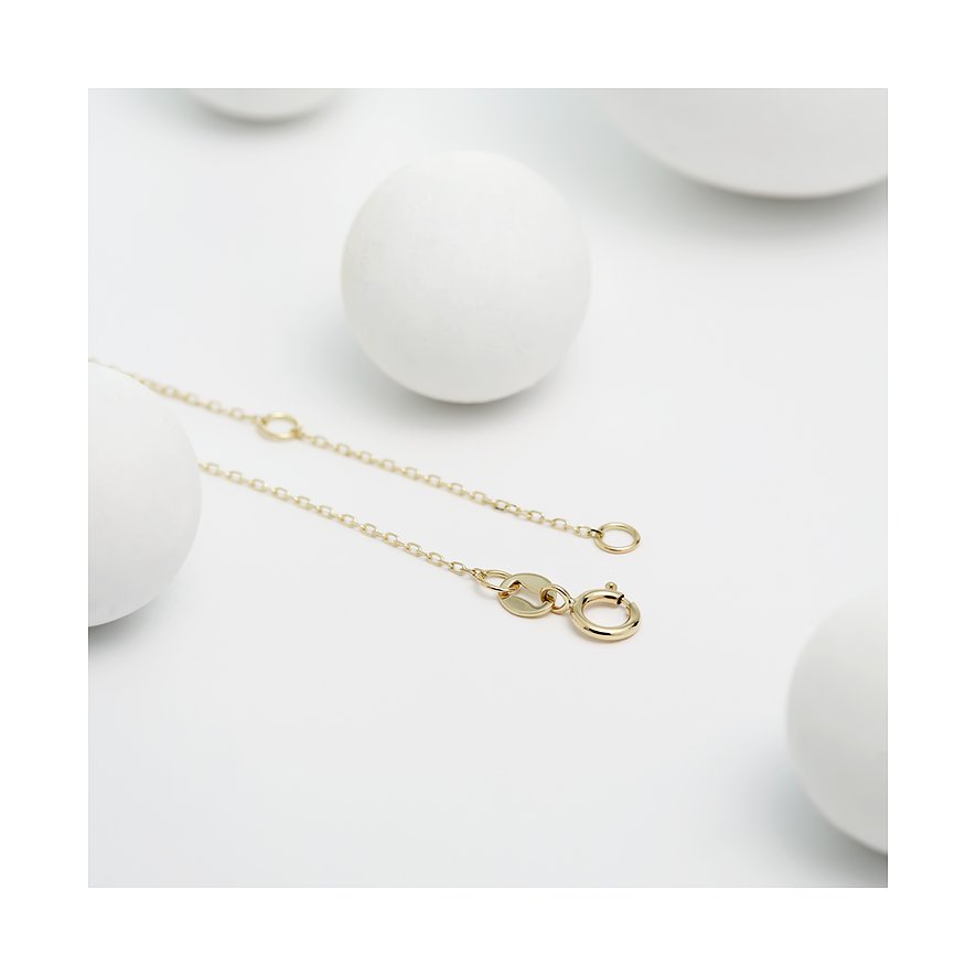 Detailaufnahme einer CHRIST Halskette aus Gelbgold mit einem Diamanten, die auf einer weißen Oberfläche liegt.