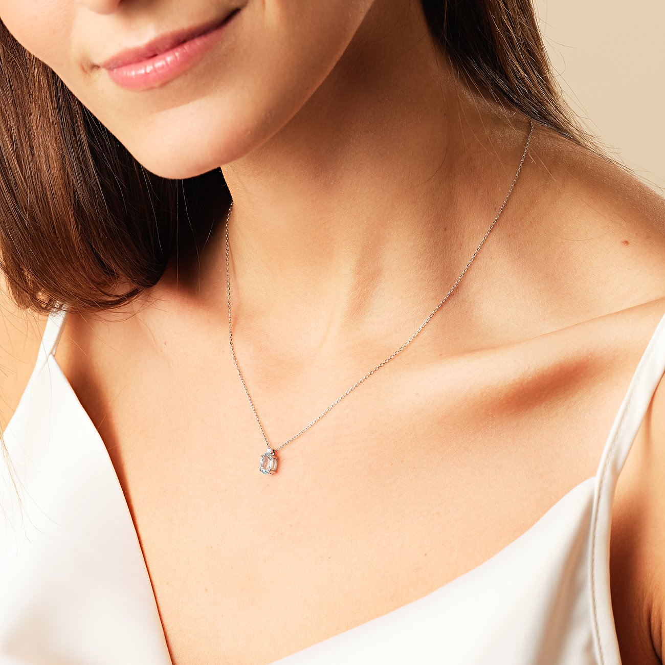 CHRIST Damen-Kette aus 585 Weißgold mit Aquamarin.