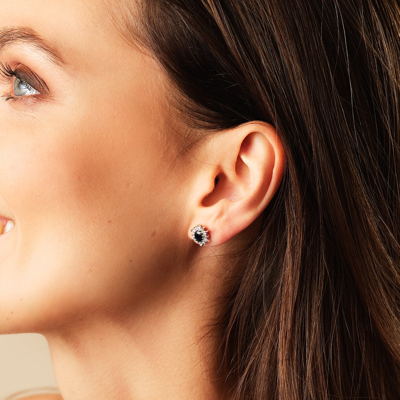 CHRIST 585 witgouden oorstekers met saffier en witte zirkonia.