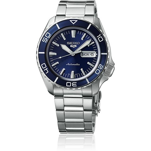 Seiko Herrenuhr mit Edelstahlgehäuse, blauem Zifferblatt und blauer Lünette.