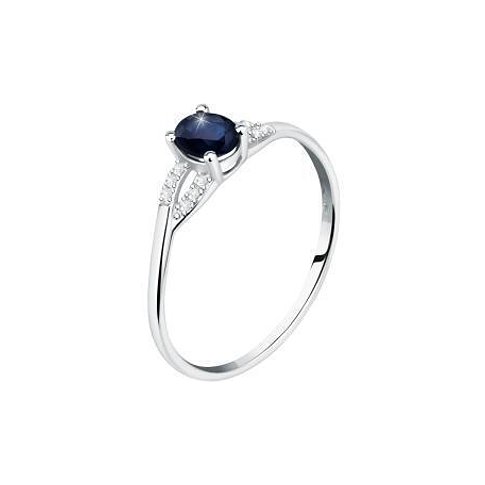 CHRIST ring i 585 vitguld med en oval, mörkblå safir och små klara färgade stenar bredvid.