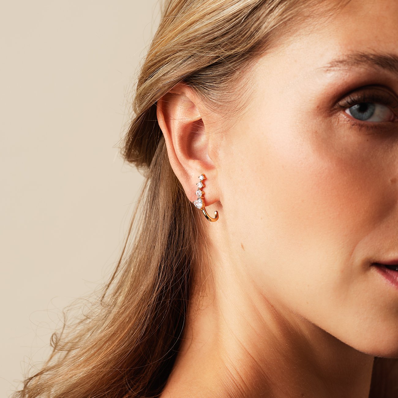 JETTE Ohrschmuck aus recyceltem 925er Silber mit Zirkonia.