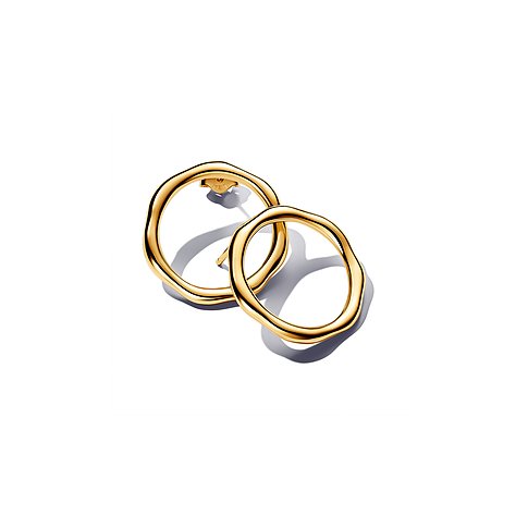 Pandora Ohrschmuck aus goldfarbenem Metall in unregelmäßiger, runder Form, ein Paar leicht überlappend.