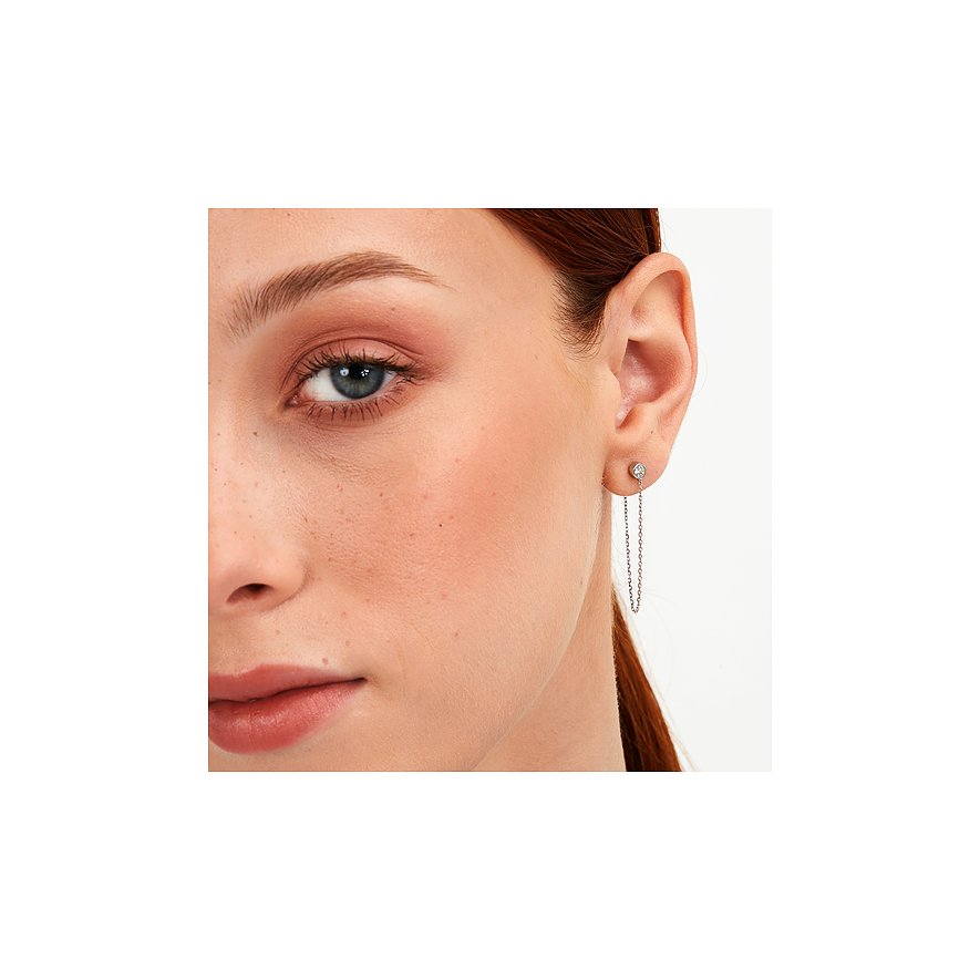 FAVS Ohrschmuck aus 375er Weißgold mit Zirkonia, der als Kettchen an einem Ohr hängt.