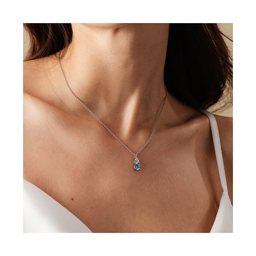 FAVS Silber-Halskette: Model trägt Filigran-Halskette mit Anhänger, der einen blauen Zirkonia-Farbstein präsentiert.