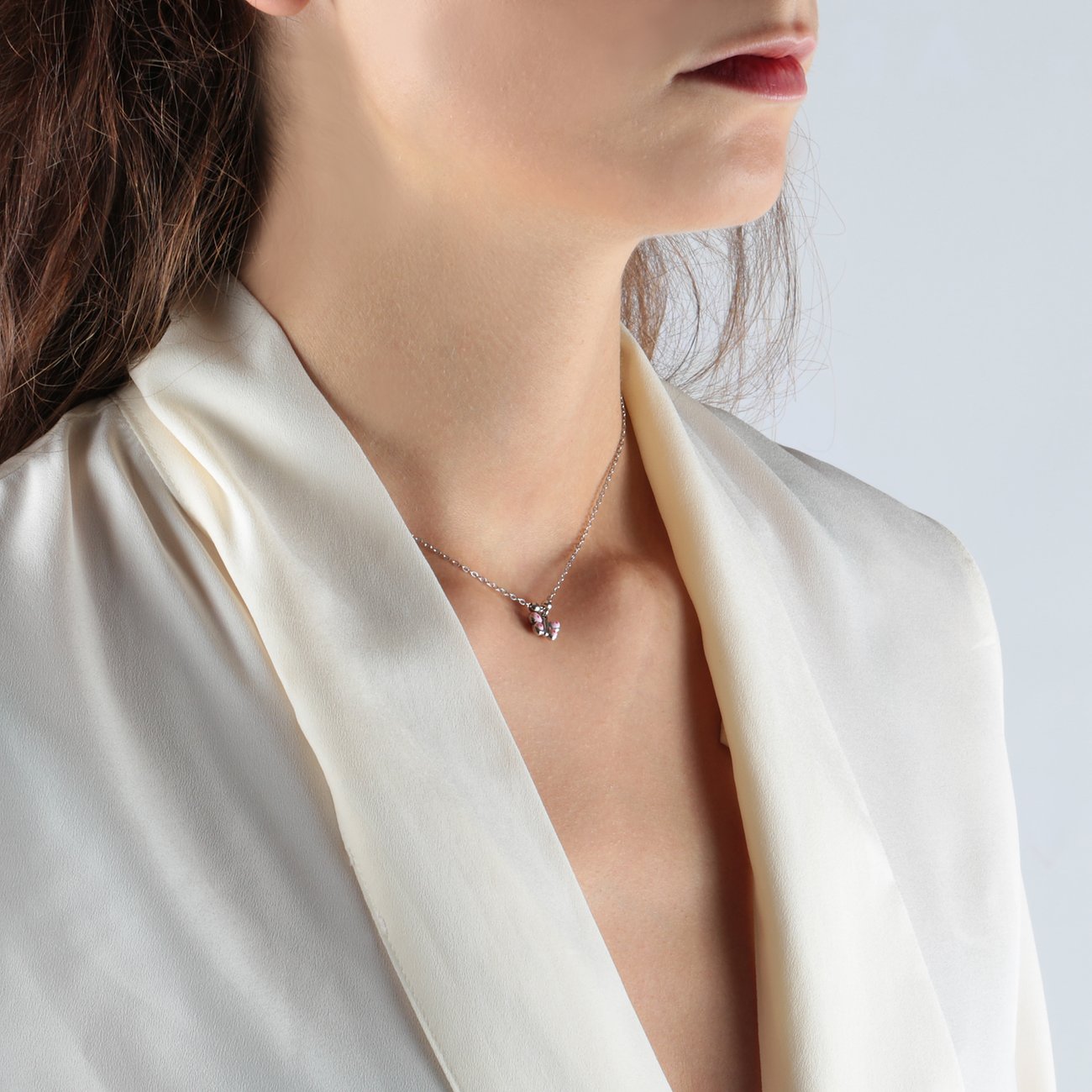 Collana FAVS in argento 925 con pietre rosa.