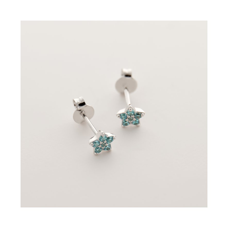 FAVS Little Friends oorknopjes van 925 zilver met blauwe zirkonia sterren, van dichtbij gefotografeerd.