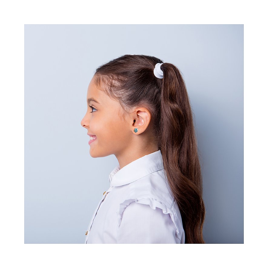 FAVS Little Friends oorstekers van 925 zilver met zirkonia, gedragen door een kind, zijaanzicht.