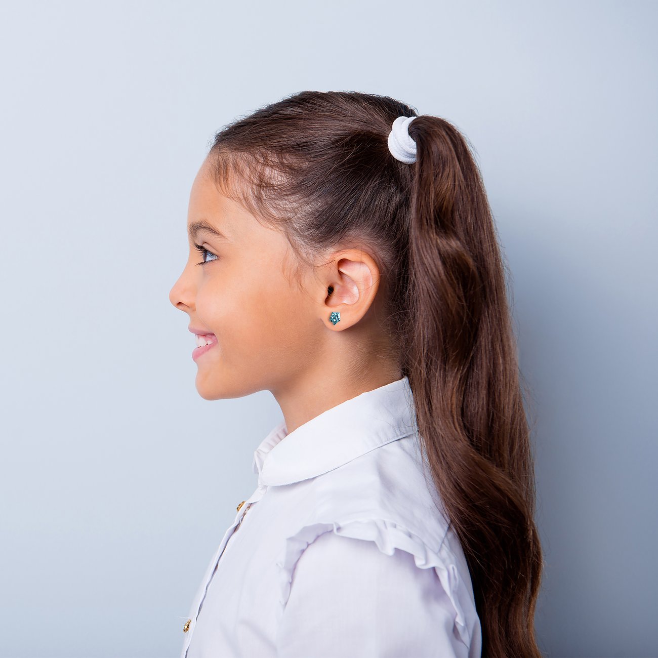 FAVS Little Friends oorstekers van 925 zilver met zirkonia, gedragen door een kind, zijaanzicht.