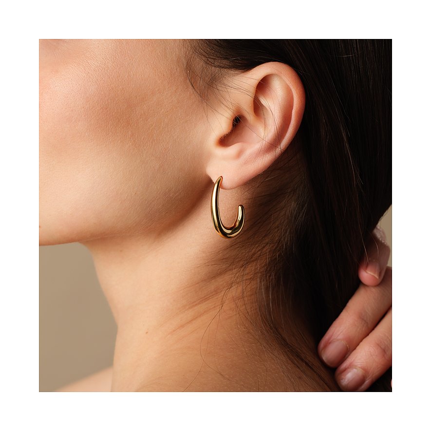 FAVS Ohrschmuck aus gelbvergoldetem Edelstahl, leicht hakenförmig, am Ohr einer Person getragen.