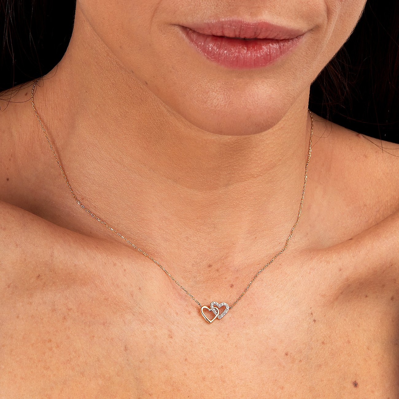 FAVS halskæde af 375 gult guld og 375 hvidguld med zirkonia.