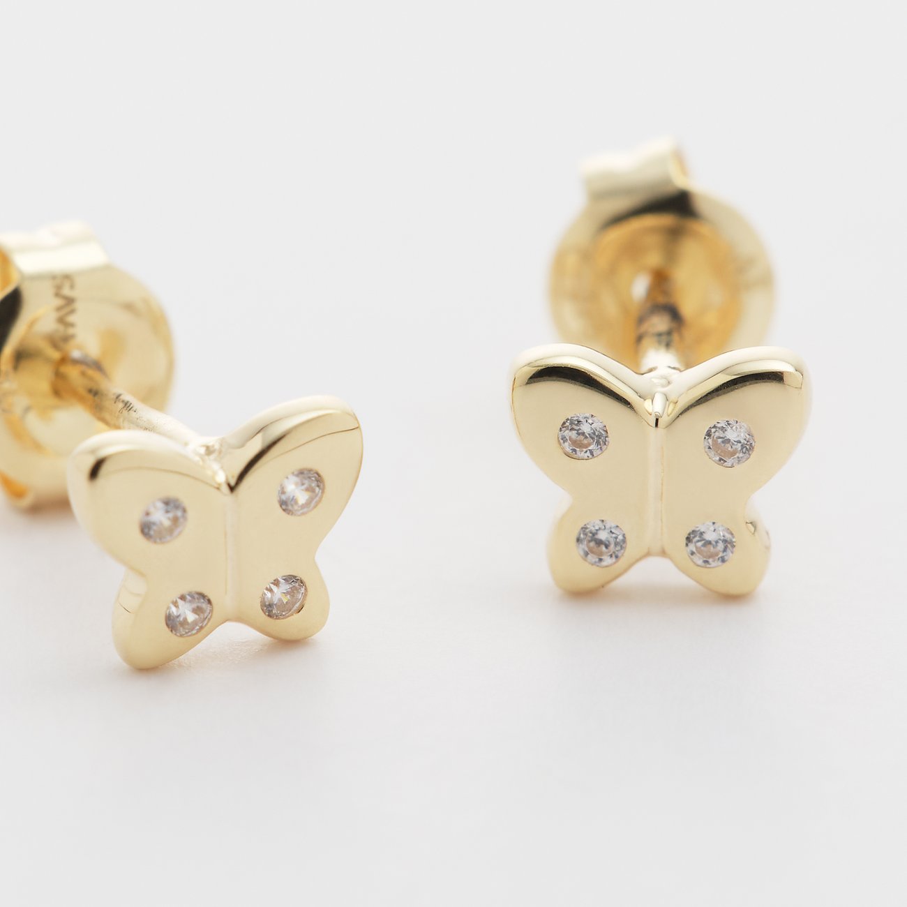 Ein Paar FAVS Little Friends Ohrstecker aus 375er Gelbgold in Form von Schmetterlingen mit Zirkonia-Farbsteinen.