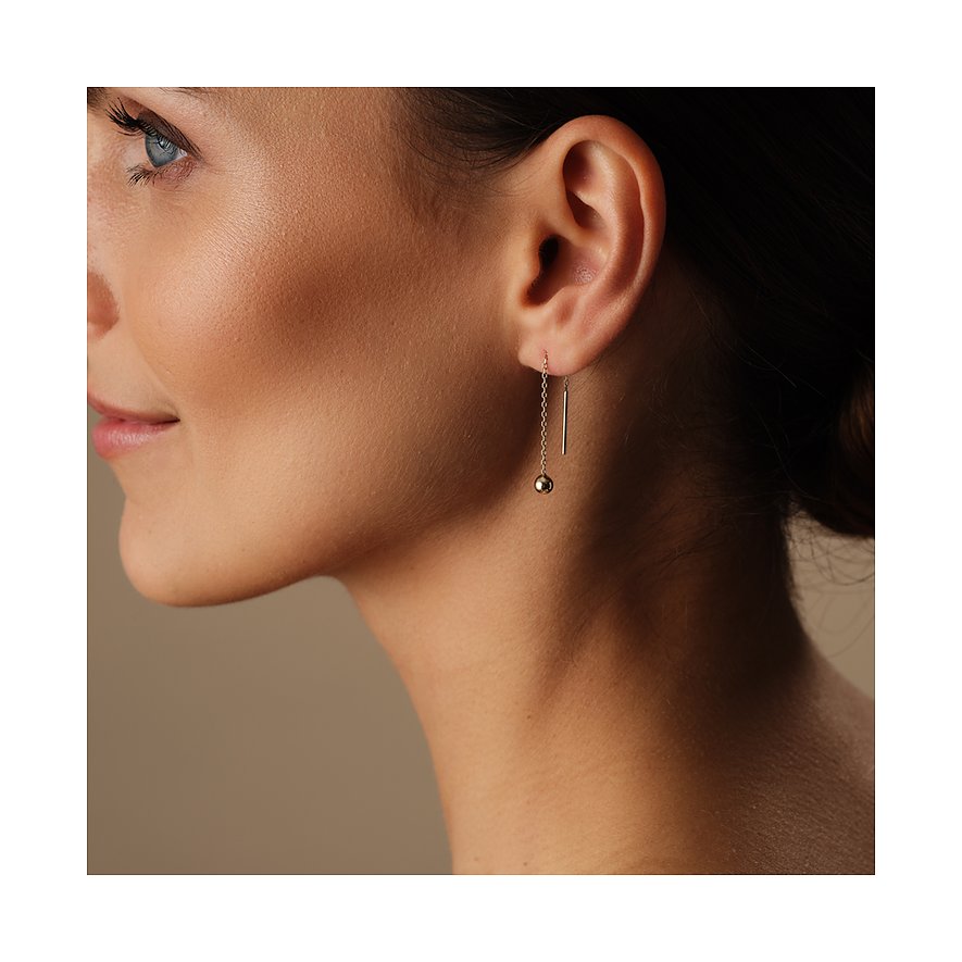 FAVS Ohrschmuck aus 375er Gelbgold mit einer runden Kugel und einem Stab auf einer Frau getragen