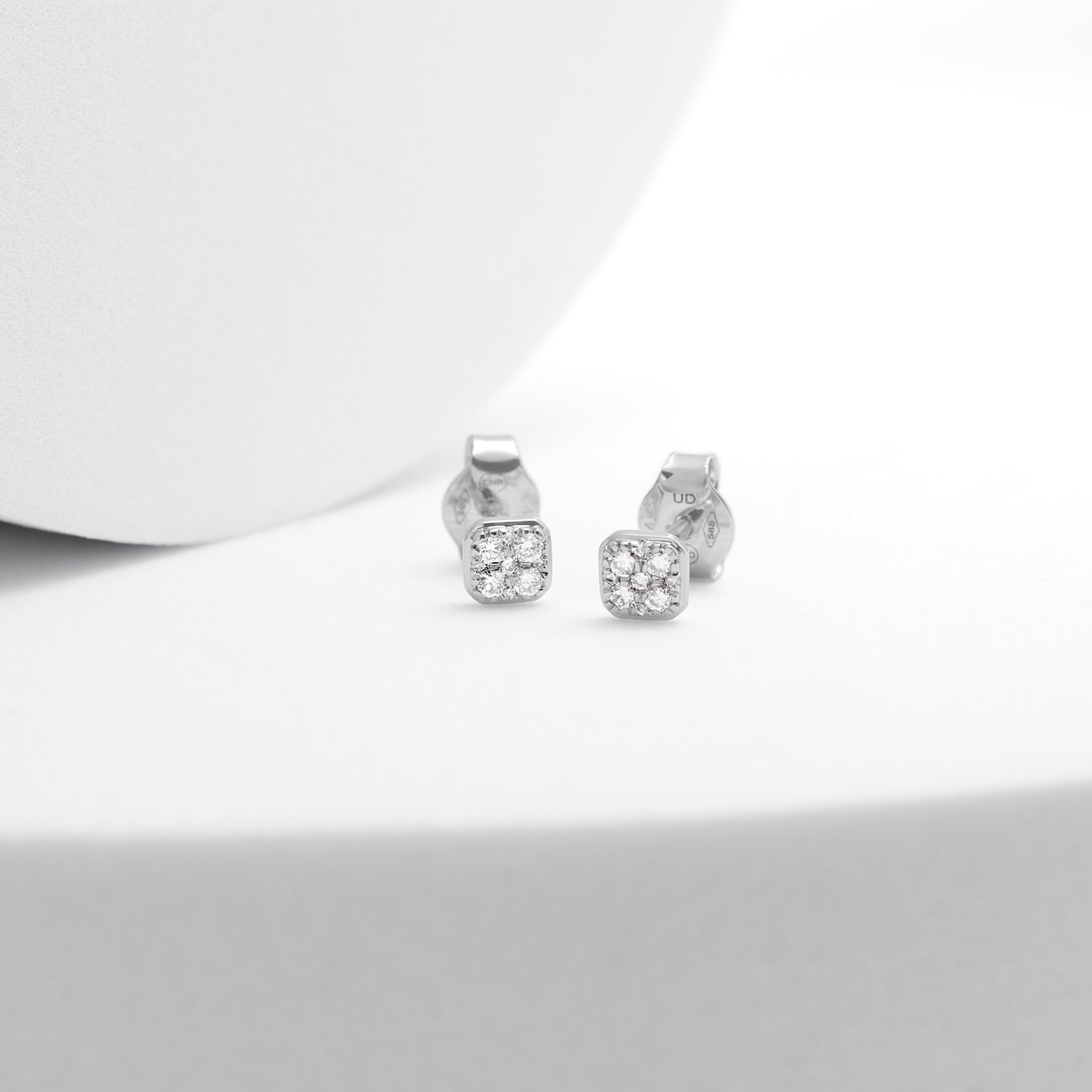 CHRIST Ohrstecker aus 585 Weißgold mit Diamanten, quadratisch.