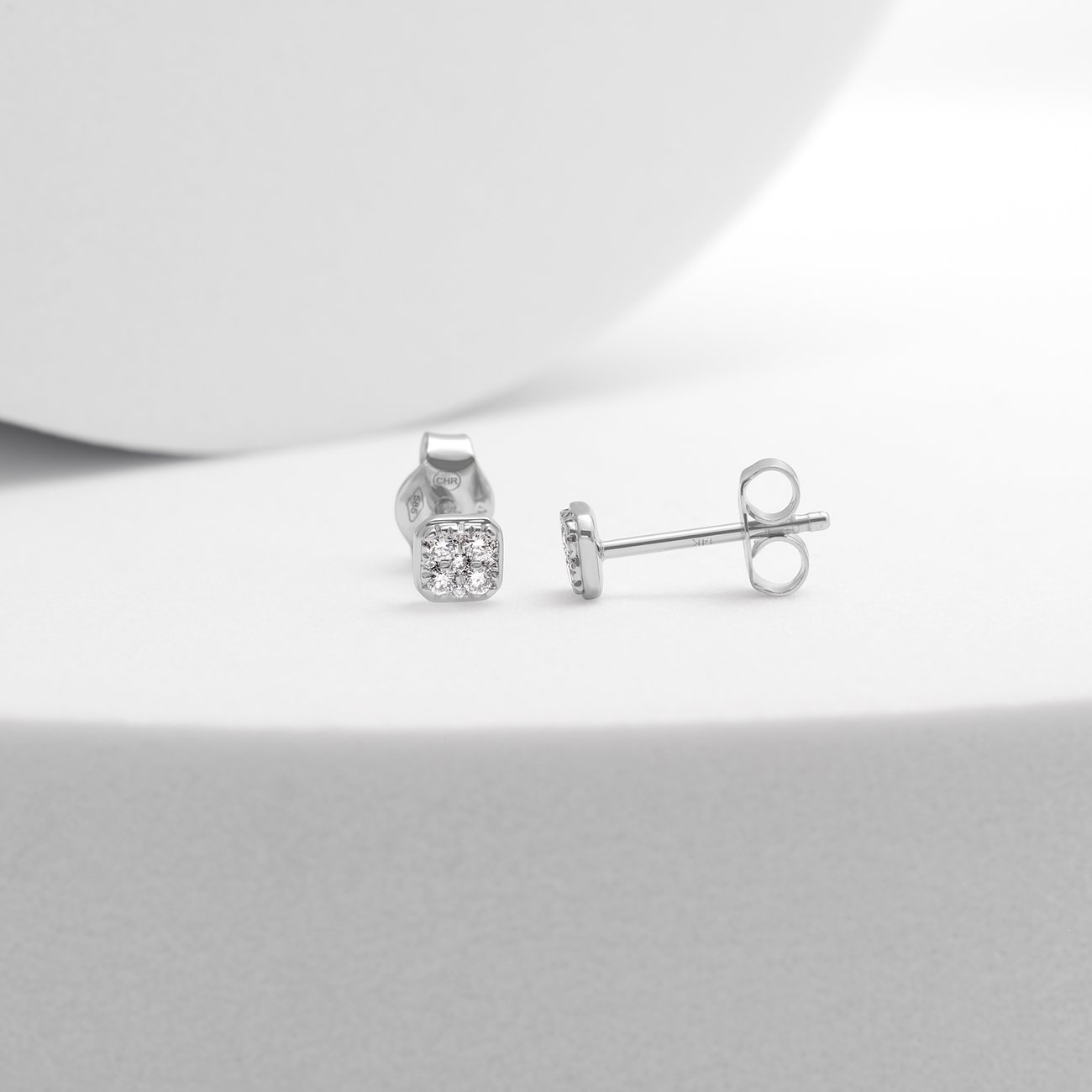 CHRIST Ohrstecker aus 585 Weißgold mit Diamanten im Karree-Design.