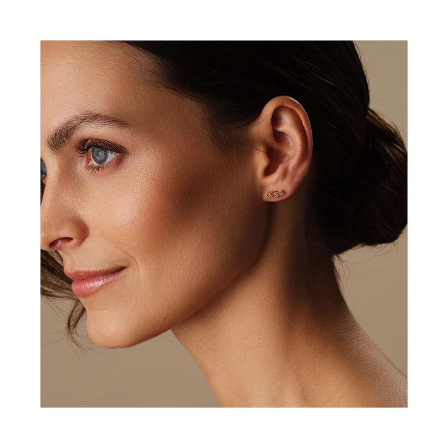 FAVS Ohrstecker aus vergoldetem 925er Silber mit Zirkonia-Steinen, am Ohr einer Frau getragen, Seitenansicht.