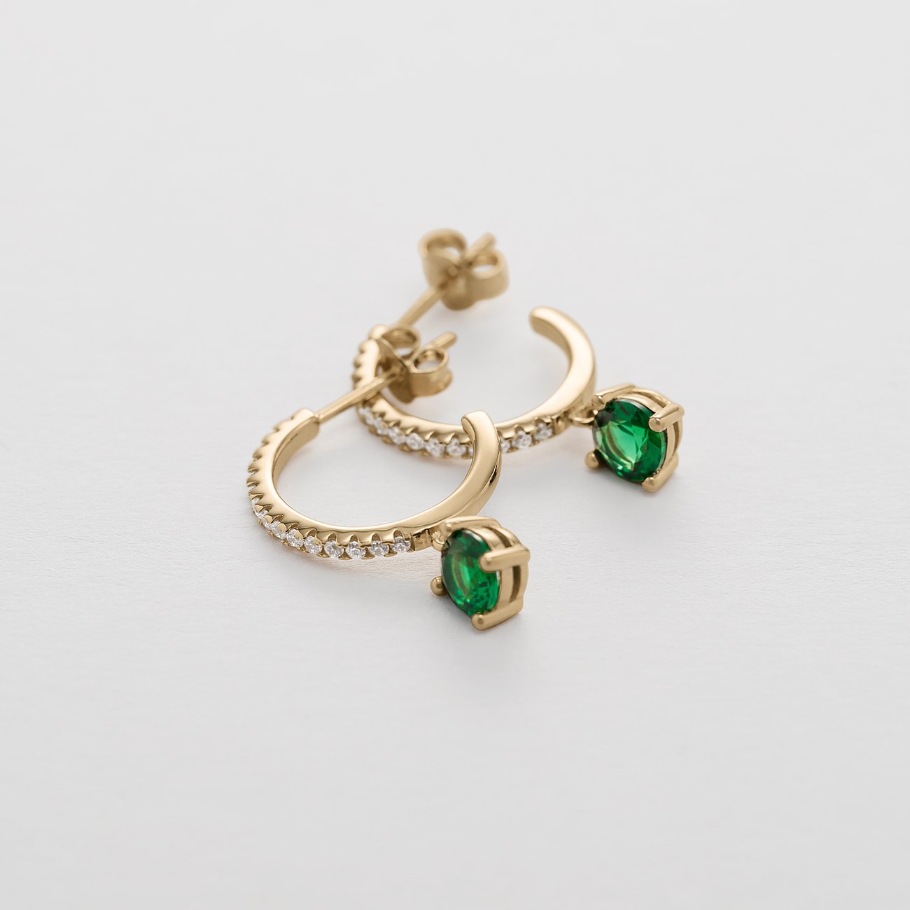 FAVS Ohrringe aus 925er Silber mit grünen Zirkonia.