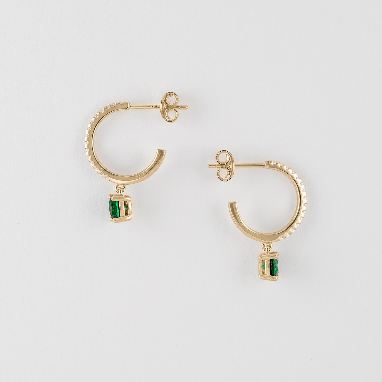 FAVS Ohrringe aus 925er Silber mit grünen Zirkonia und weißen Steinen.