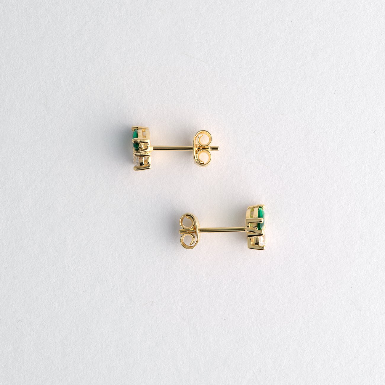 FAVS Ohrstecker aus 925er Silber mit Zirkonia.