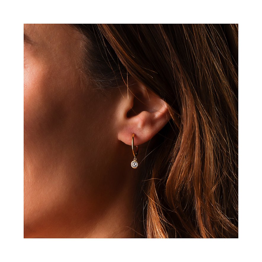 FAVS Ohrschmuck aus Silber: ein goldfarbener Creolen-Ohrring mit einem einzelnen, hängenden Zirkonia-Farbstein.